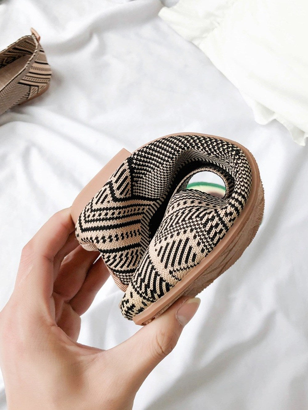 빅사이즈 편안한슈즈 로우힐 캐주얼구두 여성니트플랫 패션 패턴 속건 통기성 광폭 BQ3042228